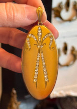 Load image into Gallery viewer, 14k Gold Filled Vintage Oblong Fleur de Lis Locket