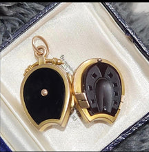 Load image into Gallery viewer, Vintage Onyx Agate and gold Horseshoe Locket