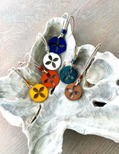 Load image into Gallery viewer, 14kg Dipped Large Lucite Quatrefoil Necklaces
