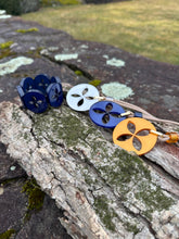 Load image into Gallery viewer, 14kg Dipped Large Lucite Quatrefoil Necklaces
