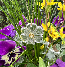 Load image into Gallery viewer, 14kg and Crystal Flower w Diamond Center
