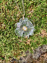 Load image into Gallery viewer, 14kg and Crystal Flower w Diamond Center
