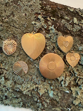 Load image into Gallery viewer, 14kg Vintage Medium Engine Turned Heart Pendant
